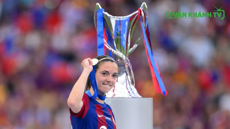 Bonmati ăn mừng chiến thắng cùng đồng đội Barcelona sau trận chung kết World Cup.