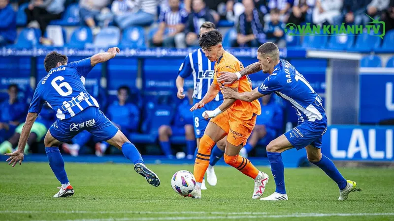 Alaves hướng đến mục tiêu có điểm dù phải hành quân đầy khó khăn.