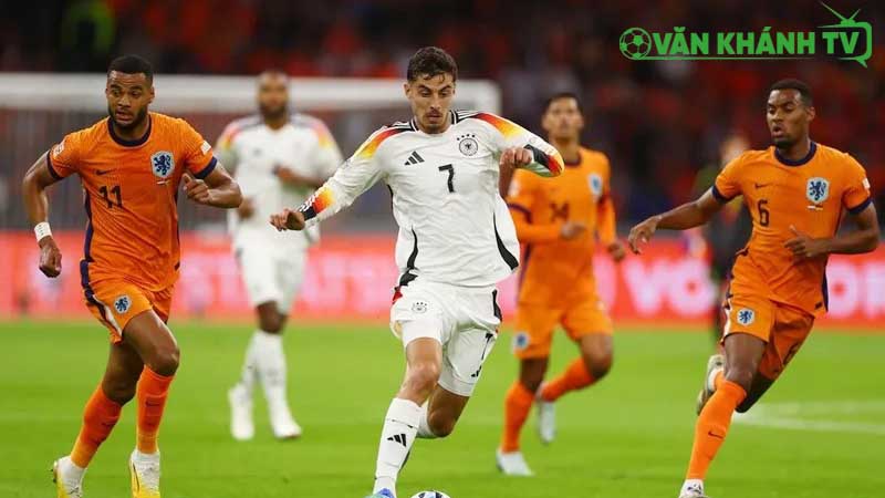 HLV Julian Nagelsmann và các cầu thủ Đức trước trận Slovakia vs Đức.