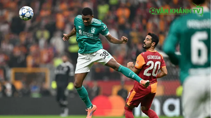 Ibrahima Konate gặp khó khăn trong phòng ngự