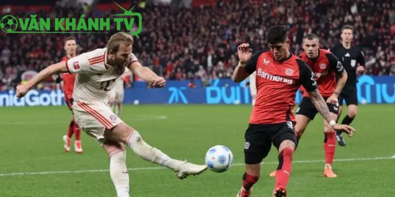 Trận đấu diễn ra với thế trận một chiều, Bayern áp đảo và kiểm soát bóng.