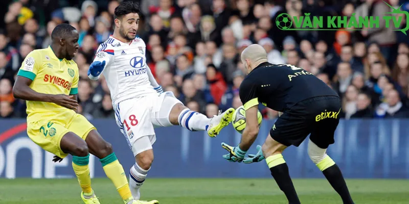 Lyon kiểm soát bóng, tấn công trung lộ và biên, khai thác tốc độ cầu thủ